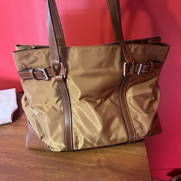 Authentic Prada handbag - Picture 5 of 9